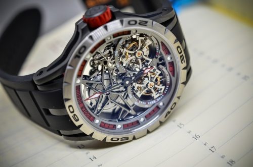 dong ho roger dubuis co tinh tham my cao